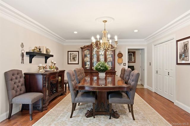 21 Shore Drive W, Copiague, NY 11726