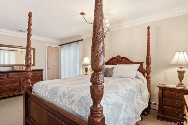 21 Shore Drive W, Copiague, NY 11726