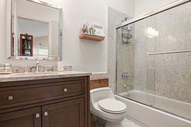 21 Shore Drive W, Copiague, NY 11726