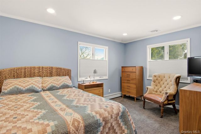 21 Shore Drive W, Copiague, NY 11726