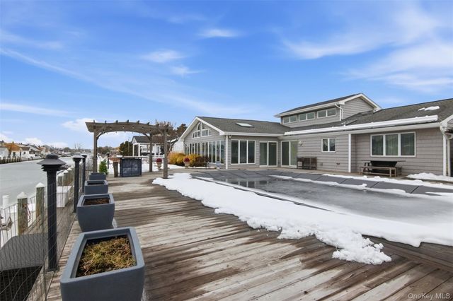21 Shore Drive W, Copiague, NY 11726