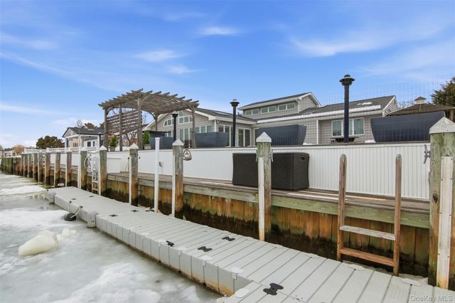 21 Shore Drive W, Copiague, NY 11726