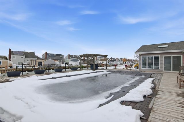 21 Shore Drive W, Copiague, NY 11726