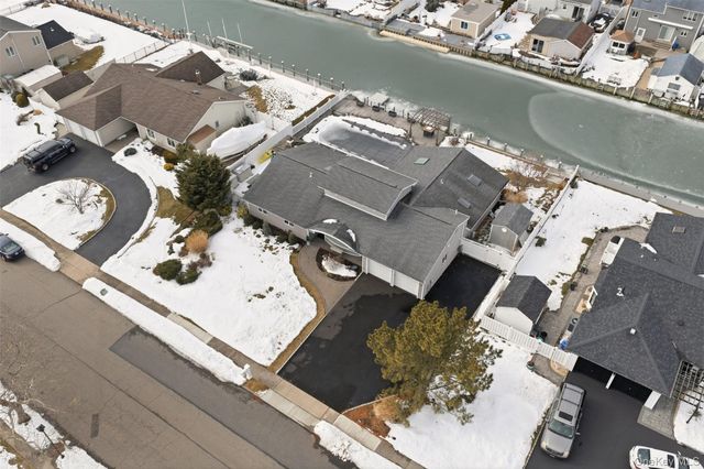 21 Shore Drive W, Copiague, NY 11726