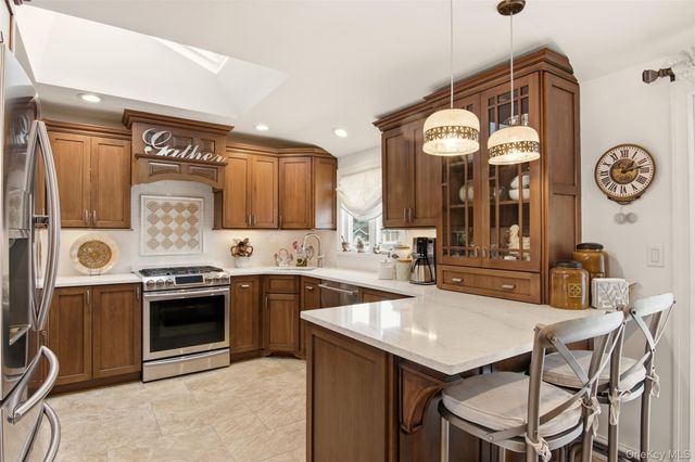 21 Shore Drive W, Copiague, NY 11726