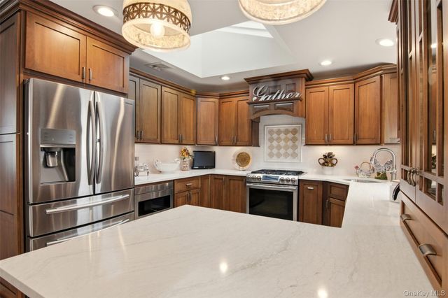 21 Shore Drive W, Copiague, NY 11726