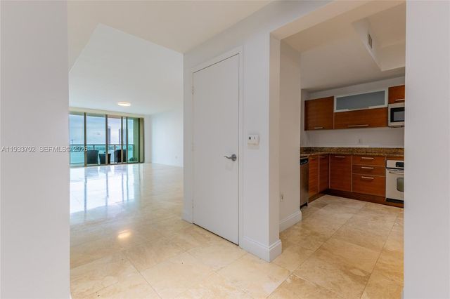 3330 NE 190th Street 1112, Aventura, FL 33180