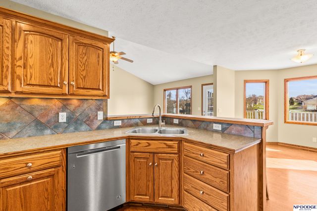 7327 S 95 Street, La Vista, NE 68128