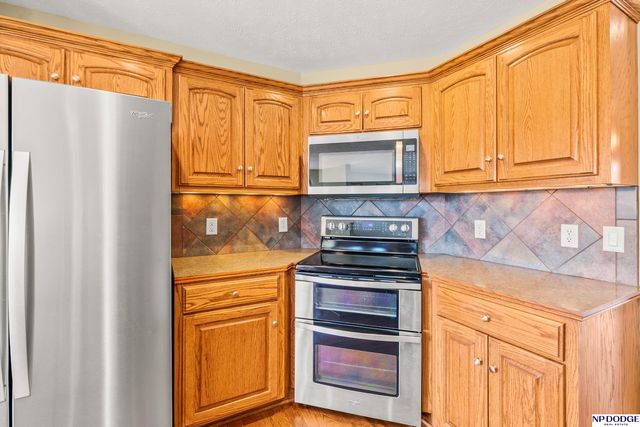 7327 S 95 Street, La Vista, NE 68128