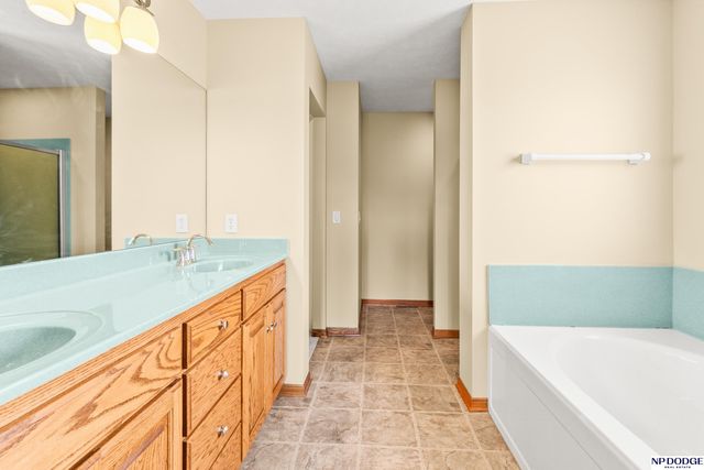 7327 S 95 Street, La Vista, NE 68128