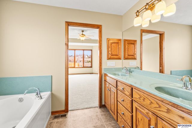 7327 S 95 Street, La Vista, NE 68128