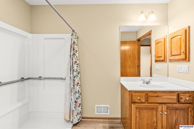 7327 S 95 Street, La Vista, NE 68128