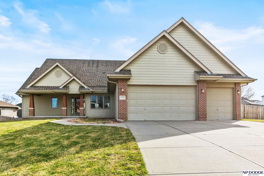 7327 S 95 Street, La Vista, NE 68128