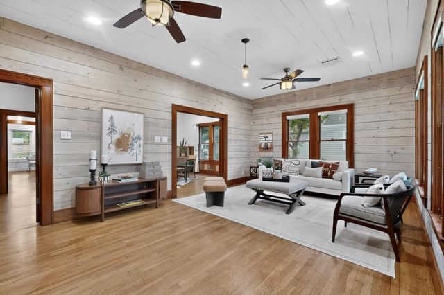 905 Howard ST, Taylor, TX 76574