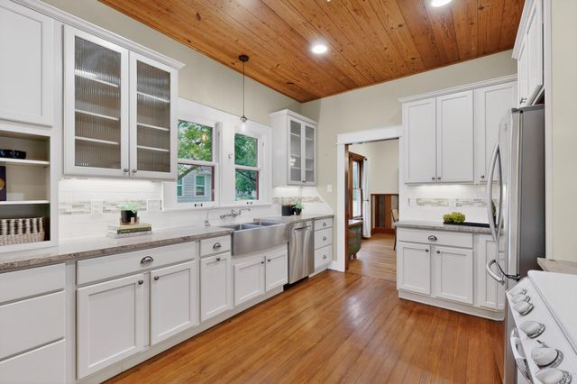 905 Howard ST, Taylor, TX 76574