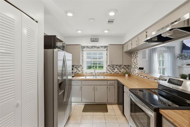 5745 CALAIS BOULEVARD N 2, St Petersburg, FL 33714