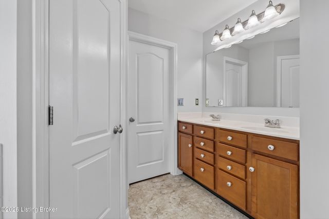 5609 Red Crested Way, Louisville, KY 40218