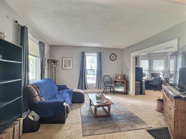 400 E 1st St, Newton, KS 67114