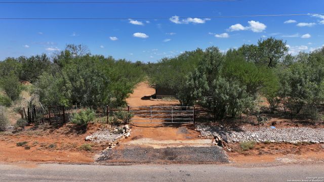 800 County Road 4670, Dilley, TX 78017