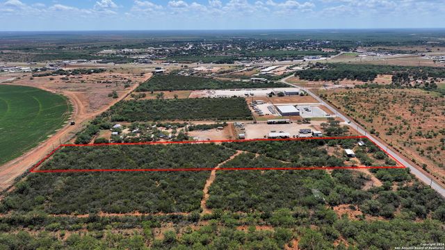800 County Road 4670, Dilley, TX 78017