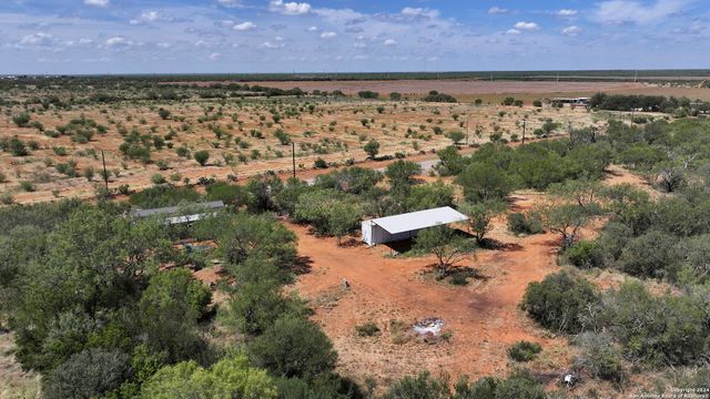 800 County Road 4670, Dilley, TX 78017