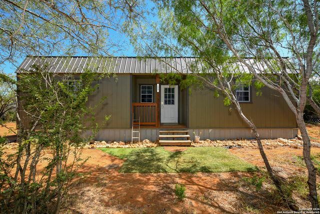 800 County Road 4670, Dilley, TX 78017