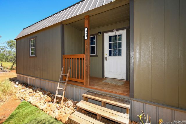 800 County Road 4670, Dilley, TX 78017