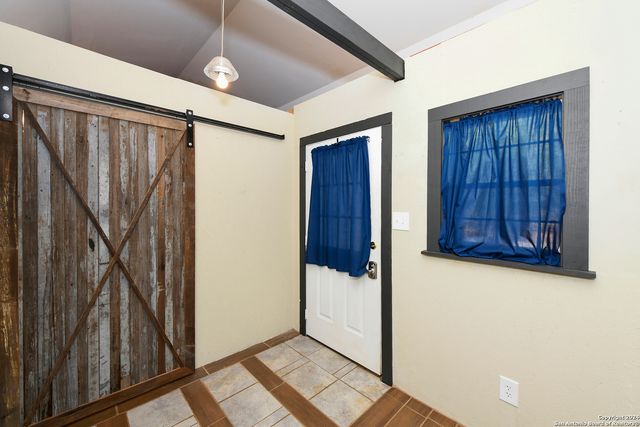 800 County Road 4670, Dilley, TX 78017