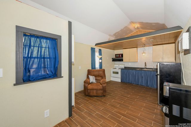 800 County Road 4670, Dilley, TX 78017