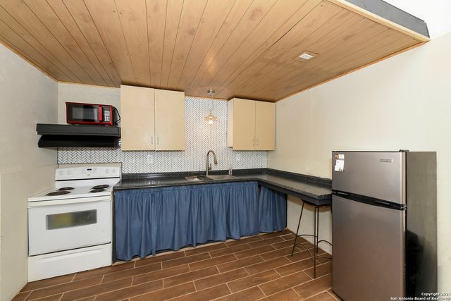 800 County Road 4670, Dilley, TX 78017