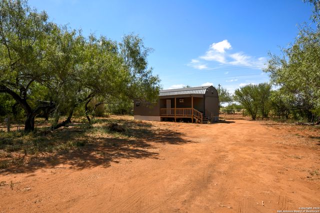 800 County Road 4670, Dilley, TX 78017