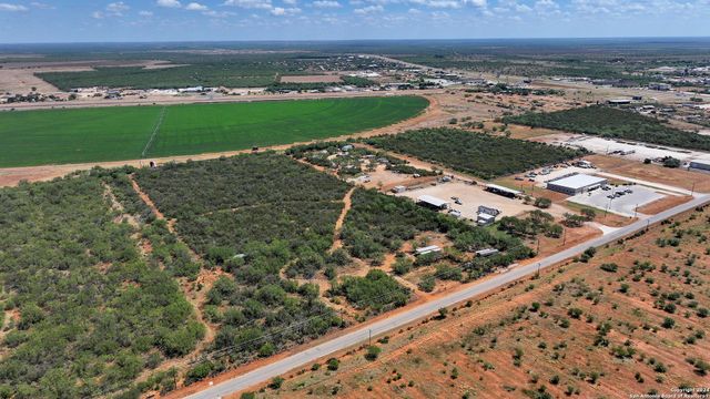 800 County Road 4670, Dilley, TX 78017