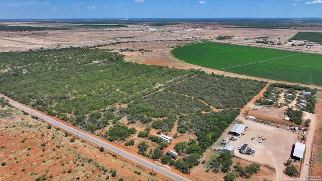 800 County Road 4670, Dilley, TX 78017