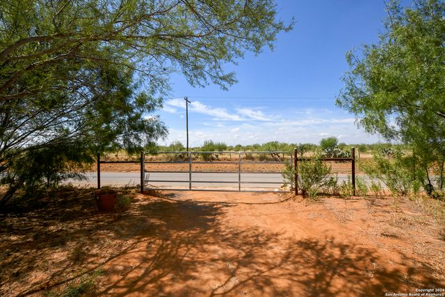 800 County Road 4670, Dilley, TX 78017