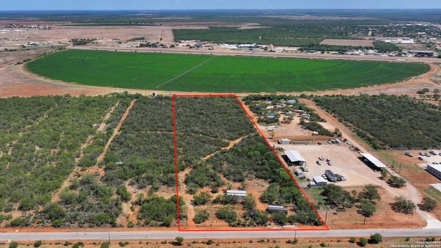 800 County Road 4670, Dilley, TX 78017