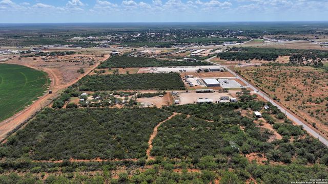 800 County Road 4670, Dilley, TX 78017