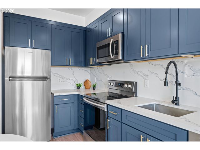 1801 N ROSA PARKS Way 201, Portland, OR 97217