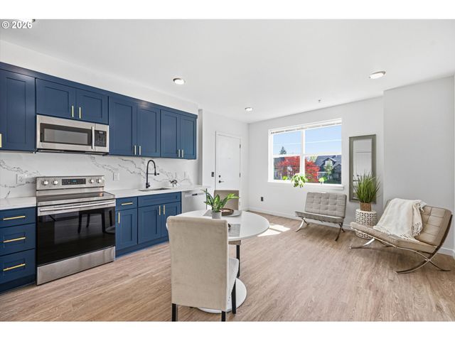 1801 N ROSA PARKS Way 201, Portland, OR 97217