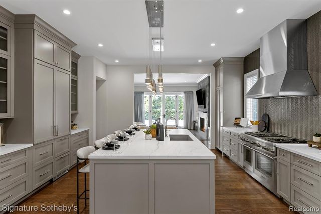 1295 Lakeside Drive, Birmingham, MI 48009