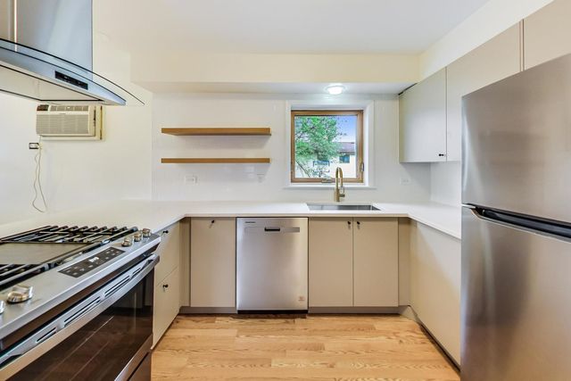 16W674 56th Place 2, Clarendon Hills, IL 60514