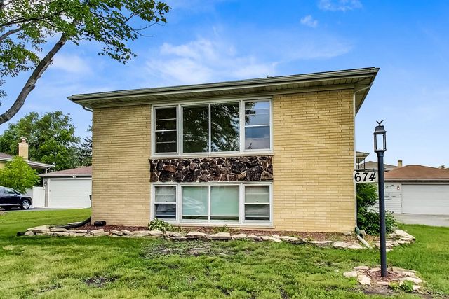 16W674 56th Place 2, Clarendon Hills, IL 60514