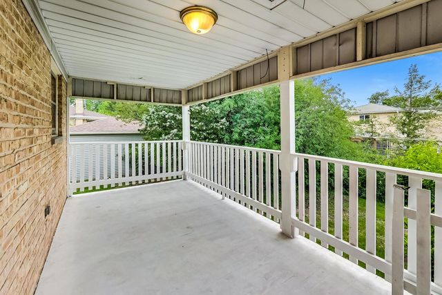 16W674 56th Place 2, Clarendon Hills, IL 60514