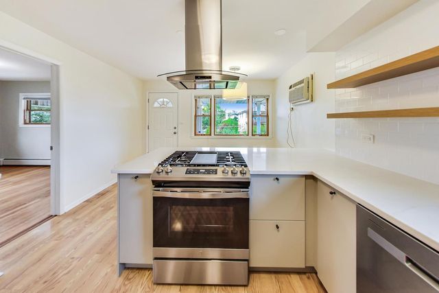 16W674 56th Place 2, Clarendon Hills, IL 60514