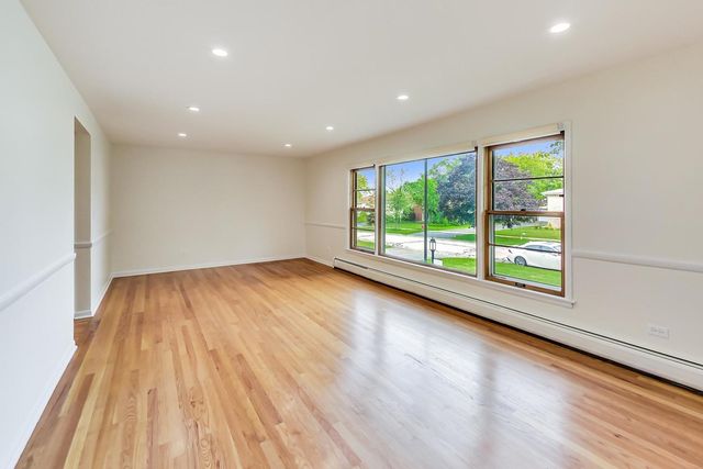 16W674 56th Place 2, Clarendon Hills, IL 60514