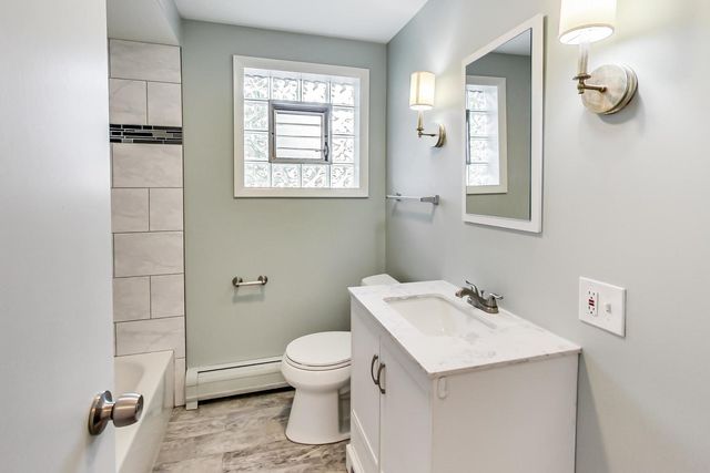 16W674 56th Place 2, Clarendon Hills, IL 60514
