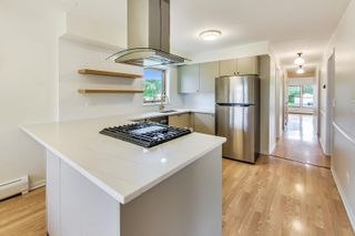 16W674 56th Place 2, Clarendon Hills, IL 60514