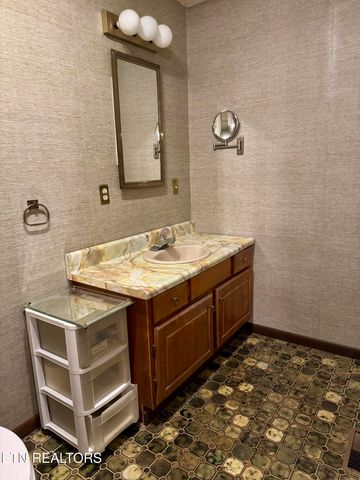 190 Van Stowe Rd, Harriman, TN 37748