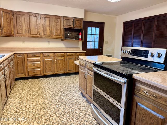 190 Van Stowe Rd, Harriman, TN 37748