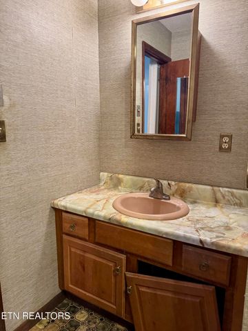 190 Van Stowe Rd, Harriman, TN 37748