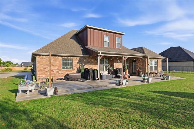 18397 Astor Drive, Fayetteville, AR 72704